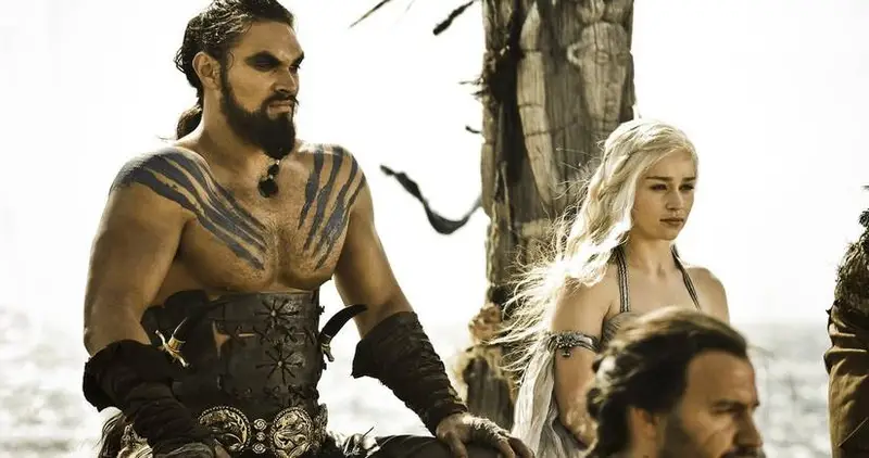 Jason Momoa e Emilia Clarke se reúnem em nova série documental sobre felicidade