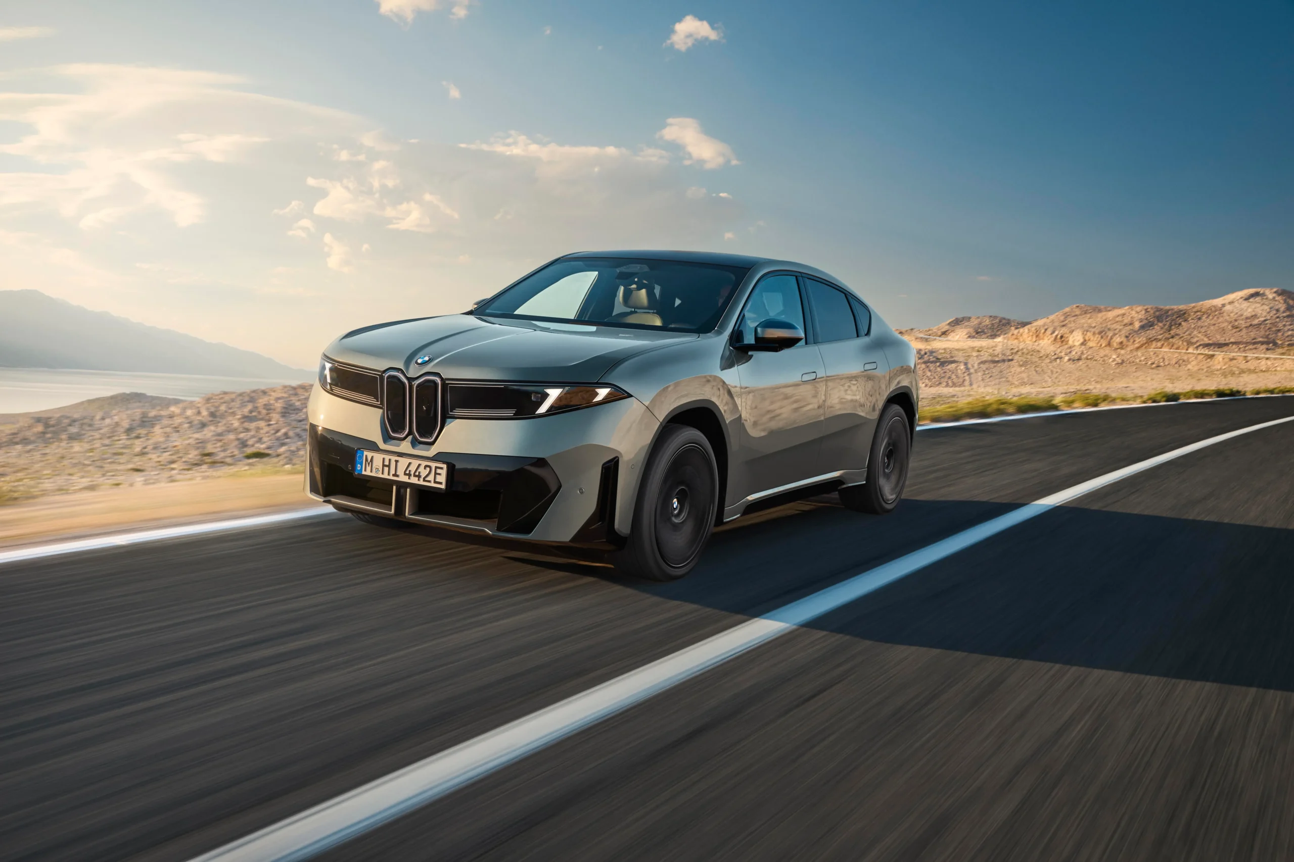 BMW lança iX4 com autonomia de 688 km para competir com o avanço chinês em carros elétricos