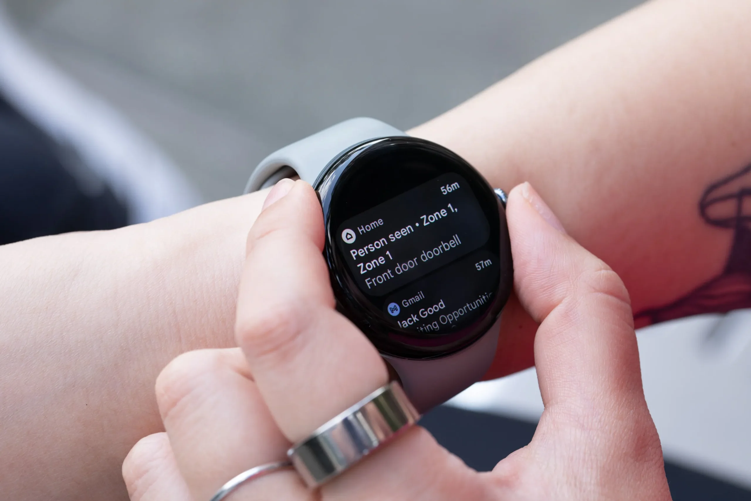 Google encerra acesso gratuito a recursos de segurança por celular em antigos Pixel Watch