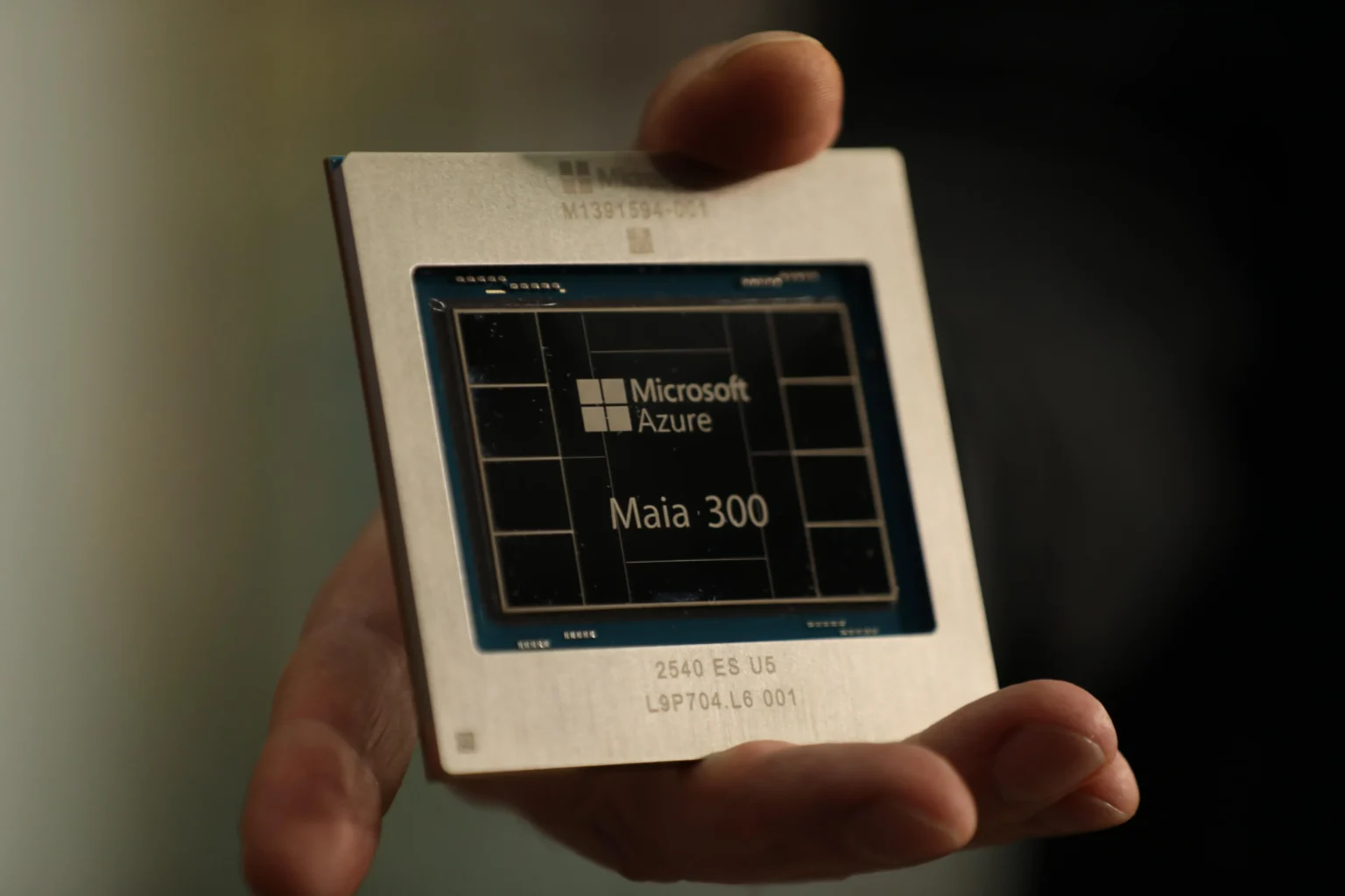 Microsoft apresenta chip Maia 300 para reduzir dependência das GPUs da Nvidia