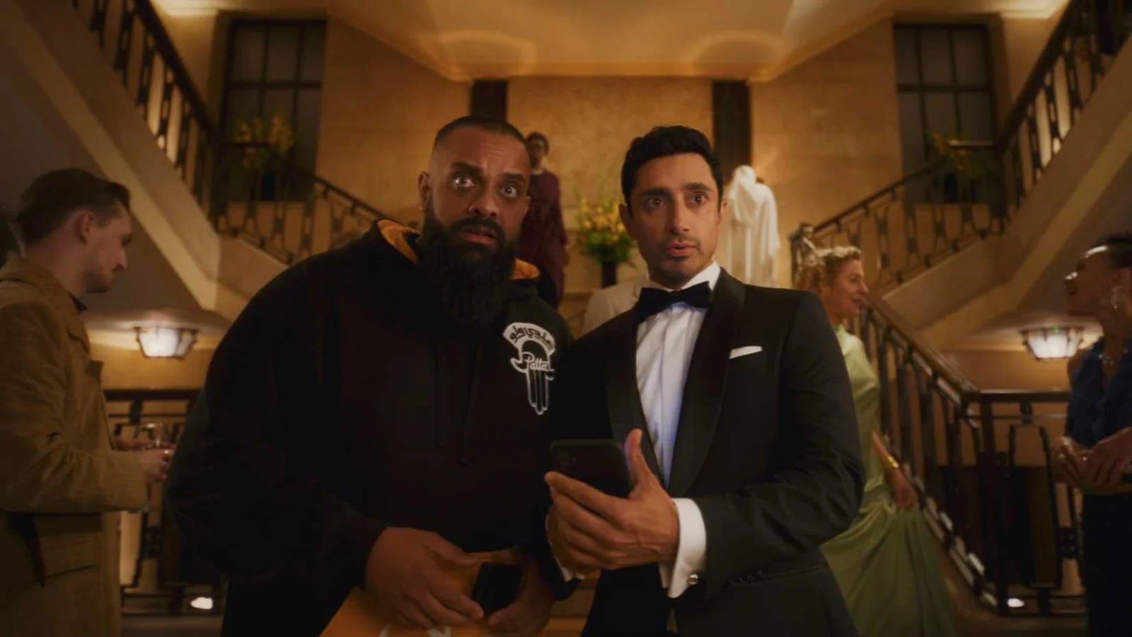 Série “Bait” no Prime Video descontrói a imagem tradicional de James Bond e conquista público