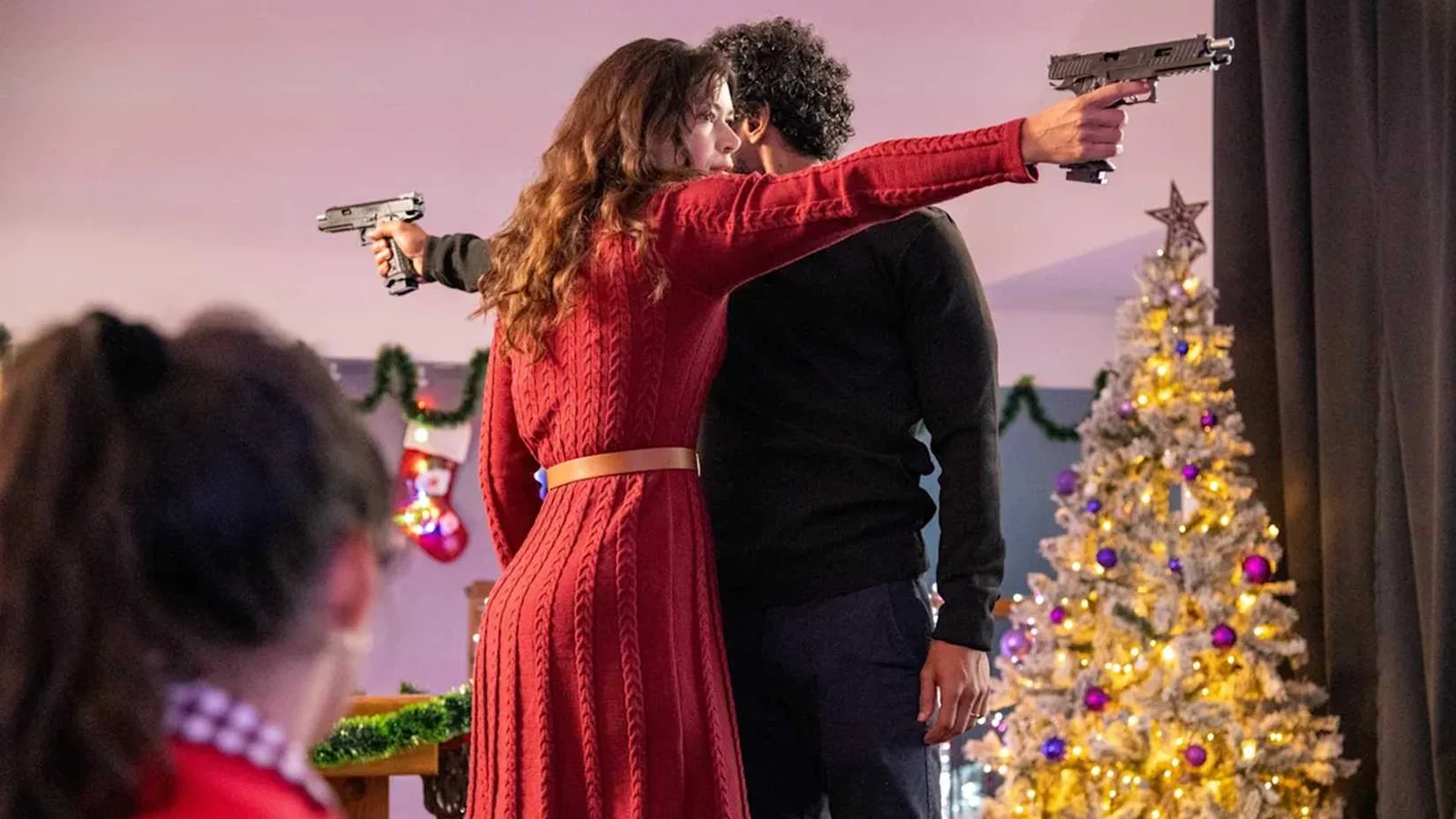Novo filme de ação natalino traz humor e muita luta em estilo “John Wick”
