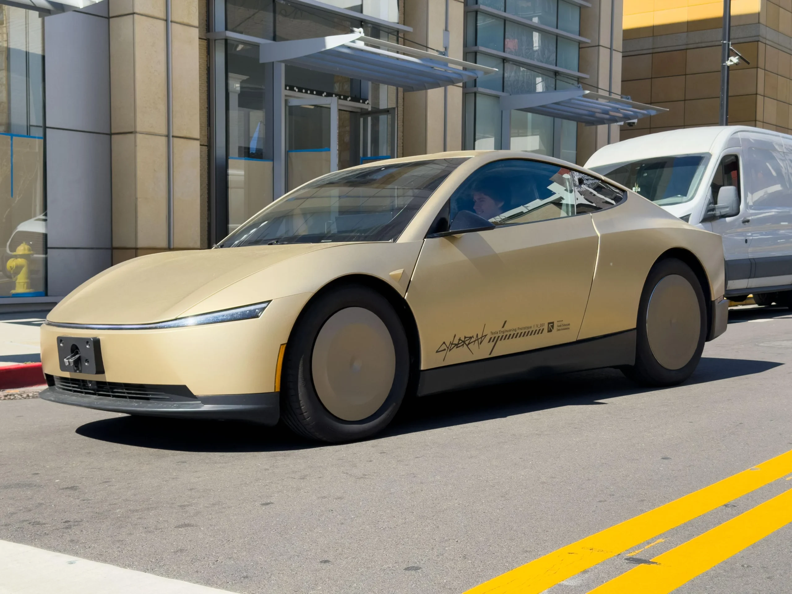 Agência federal investiga relatos de robotáxis da Tesla acelerando em zonas escolares