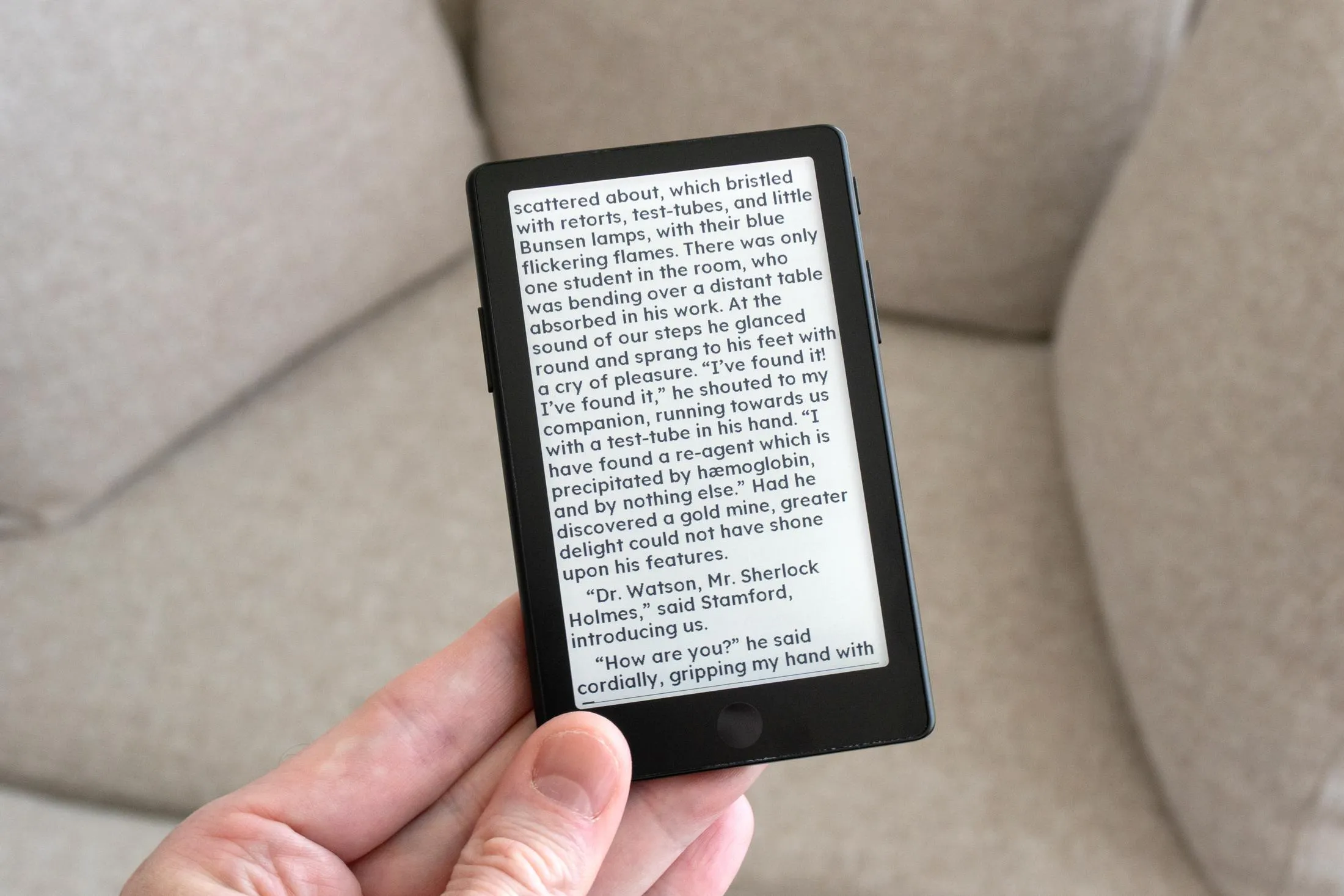 Xteink X4 Pro é um e-reader compacto, com tela sensível ao toque e preço reduzido