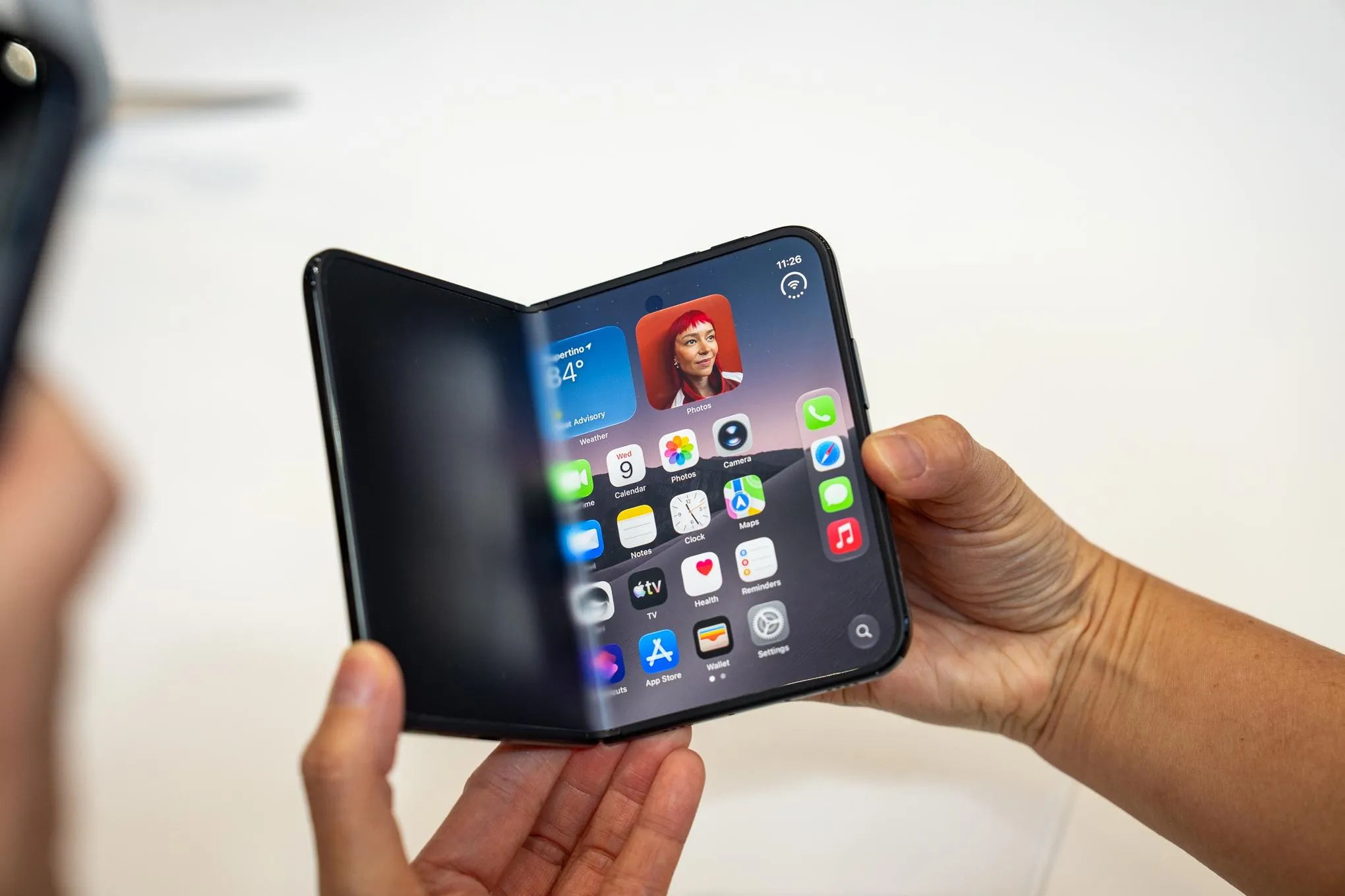 Apple lança iPhone Duo, seu primeiro celular dobrável, com pré-venda já atrasada para 2027