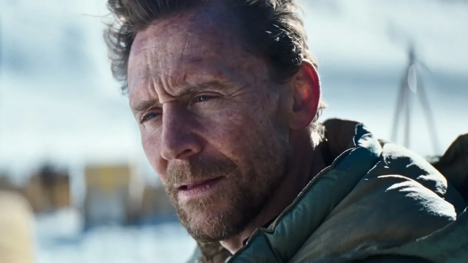Tom Hiddleston brilha em “Tenzing”, filme de aventura que estreia no streaming da Apple TV