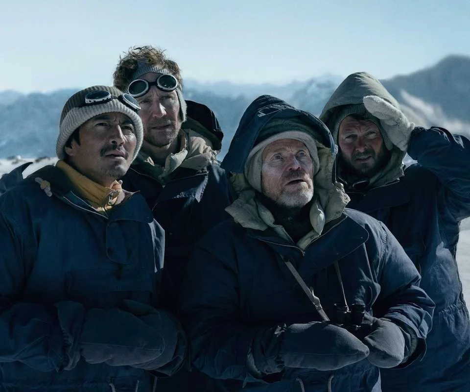Tom Hiddleston brilha em “Tenzing”, filme de aventura que estreia no streaming da Apple TV