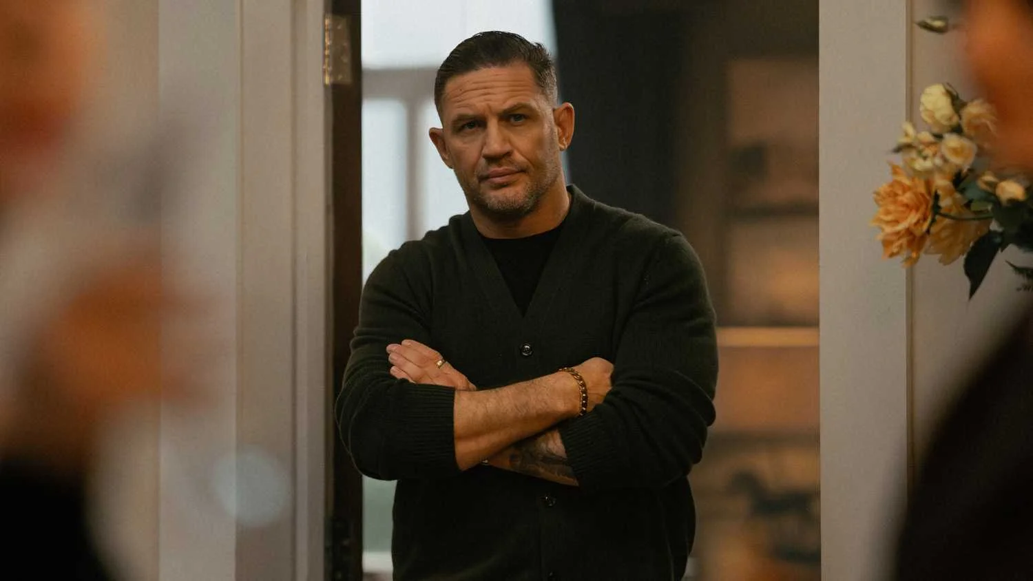 Série MobLand, com Tom Hardy, atinge marco de 100 dias no topo do Paramount+ nos EUA