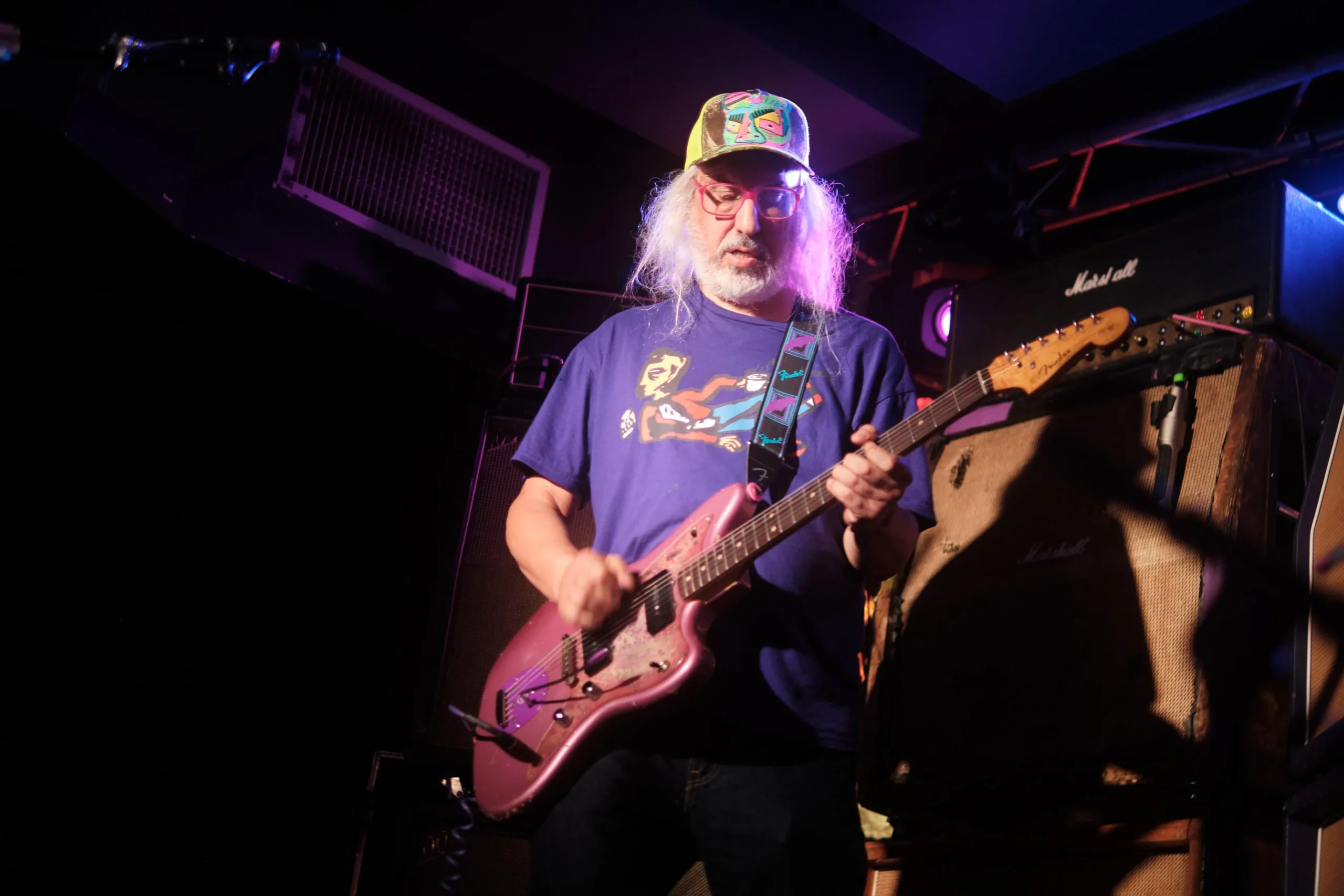 J Mascis, vocalista do Dinosaur Jr., comenta sobre vídeo de IA e rotina da banda após 40 anos