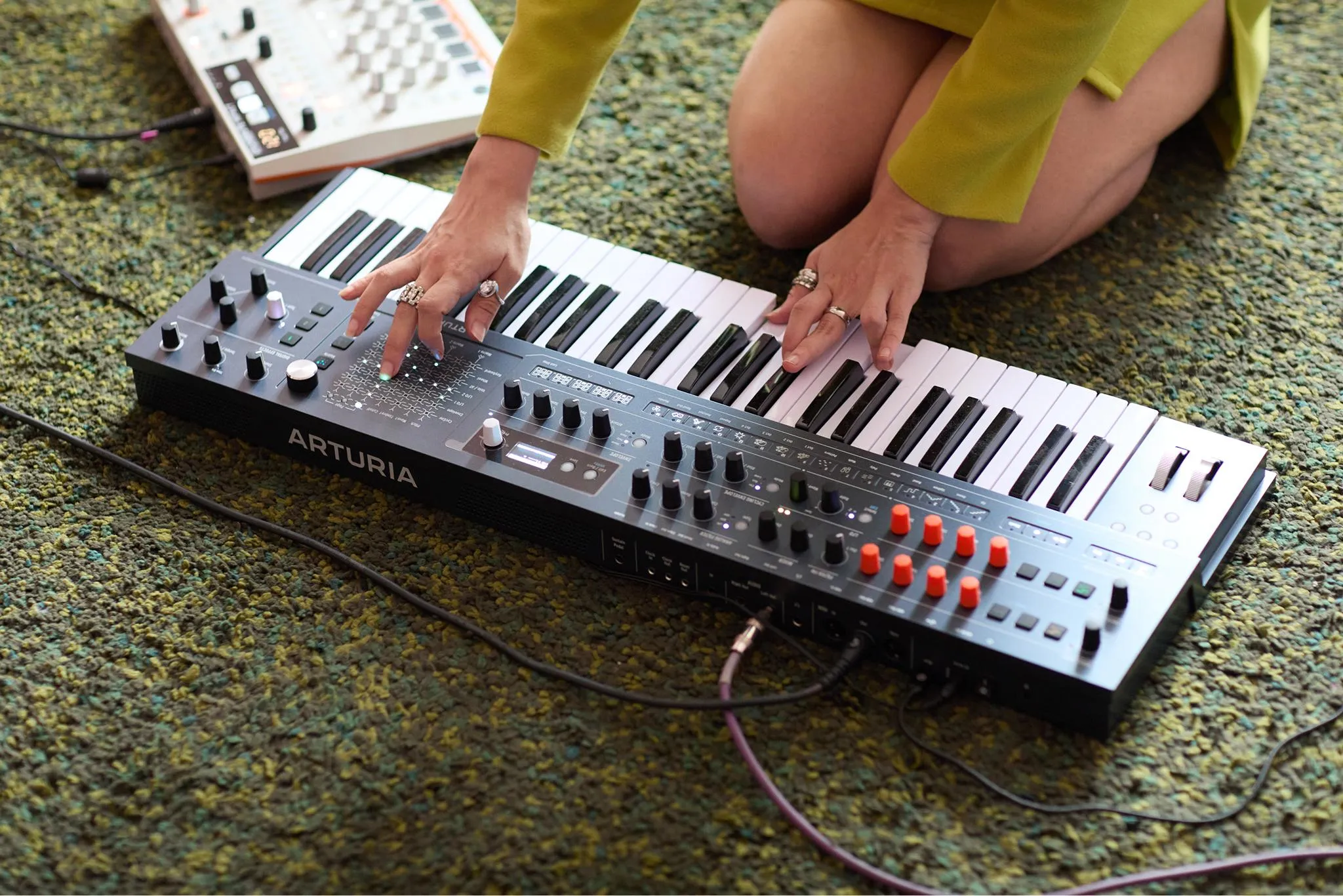Arturia lança MiniFreak 49 com teclas maiores e controles aprimorados