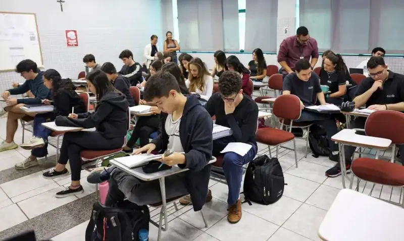 Plataforma gratuita oferece recursos completos para estudantes na reta final do Enem 2026