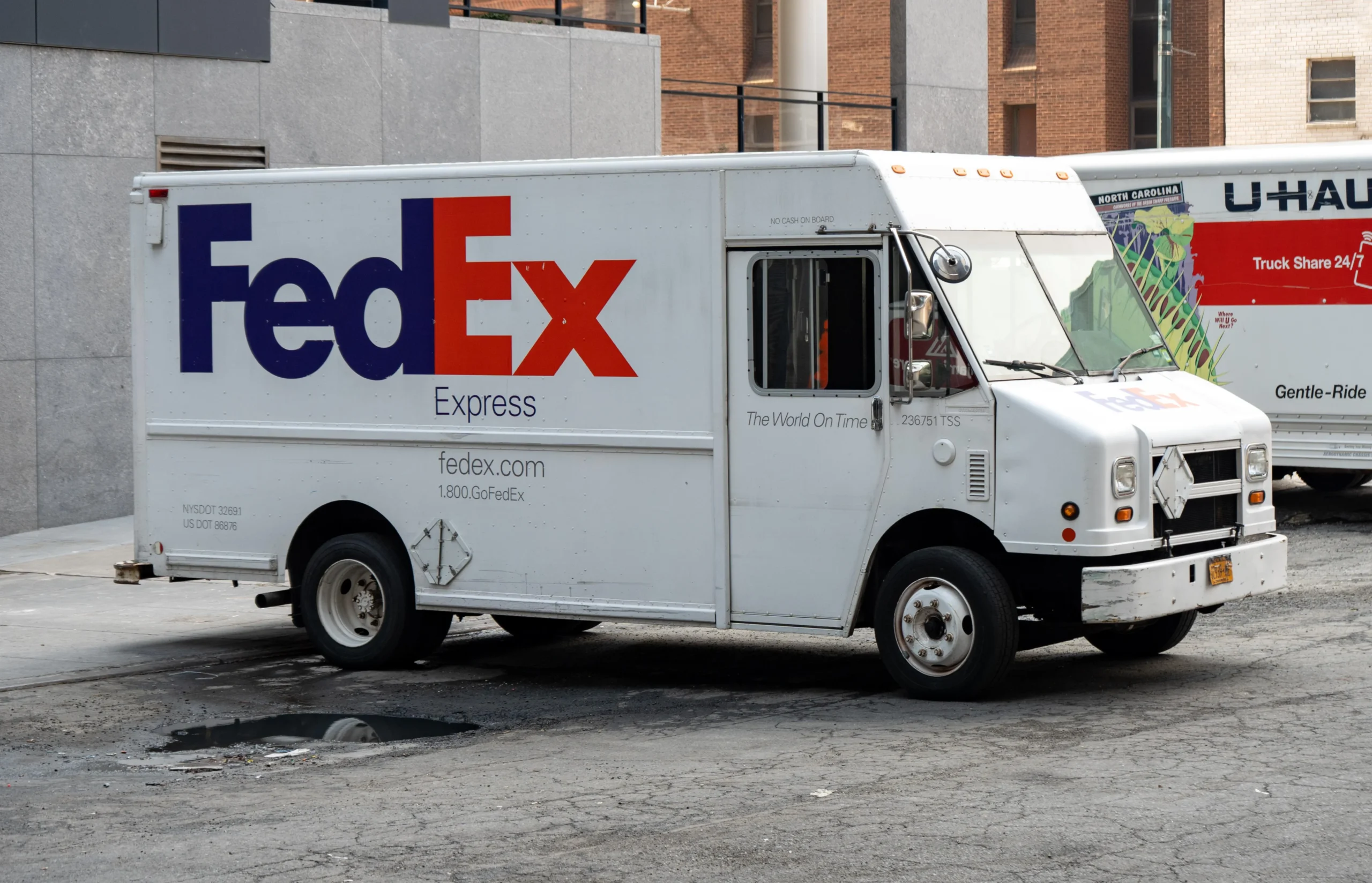 Mais de US$ 963 mil em cards Pokémon e esportivos avaliados são roubados de caminhão da FedEx