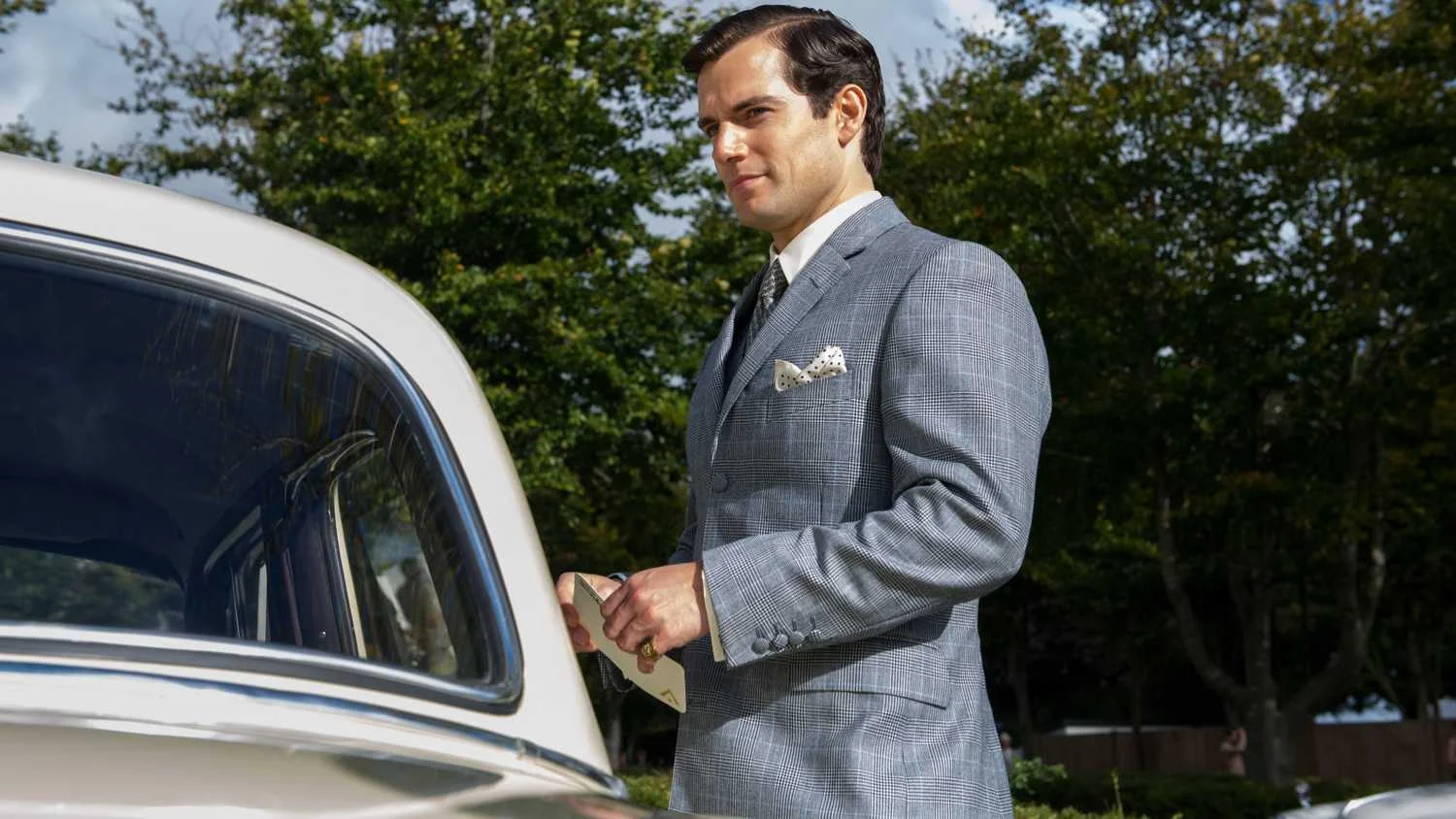 Henry Cavill brilha em thriller de espionagem que supera recentes filmes de James Bond