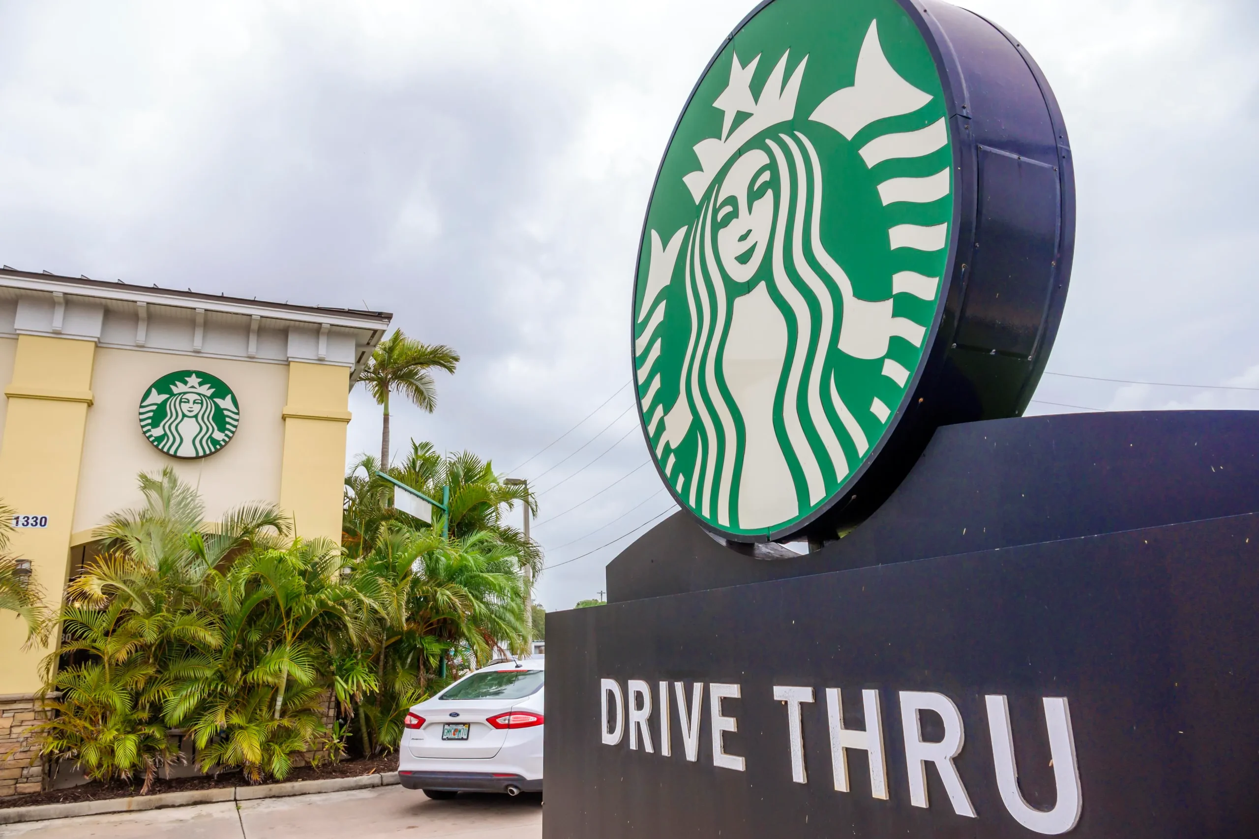 Starbucks vai usar inteligência artificial para criar menu digital personalizado no drive-thru