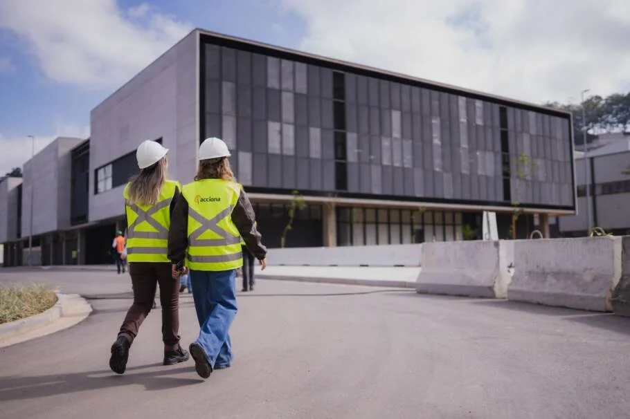 ACCIONA abre programa de trainee 2027 com pós-graduação internacional em gestão de projetos